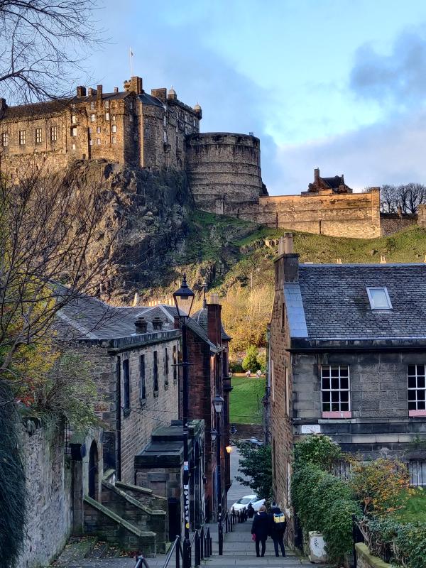 edinburgh_blick_auf_burg.jpg
