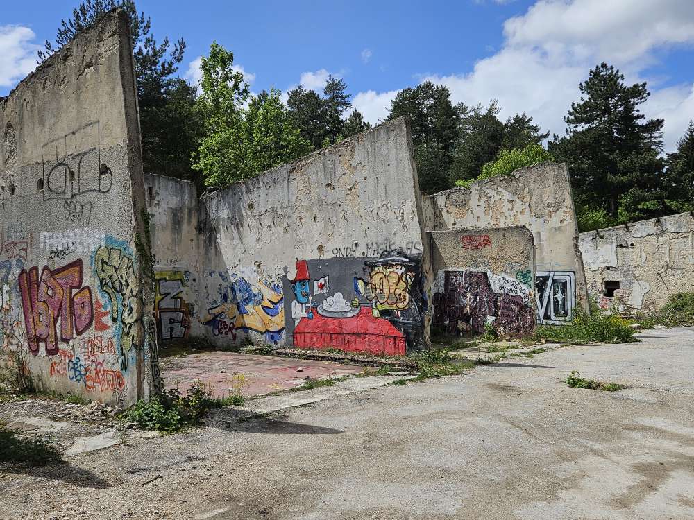 /2024/05/tag-11-bis-13-geschichte-und-gegenwart-in-sarajevo/walls_huc935c3d40246be093823a749992eb2a2_5712845_1000x0_resize_q60_box.jpg