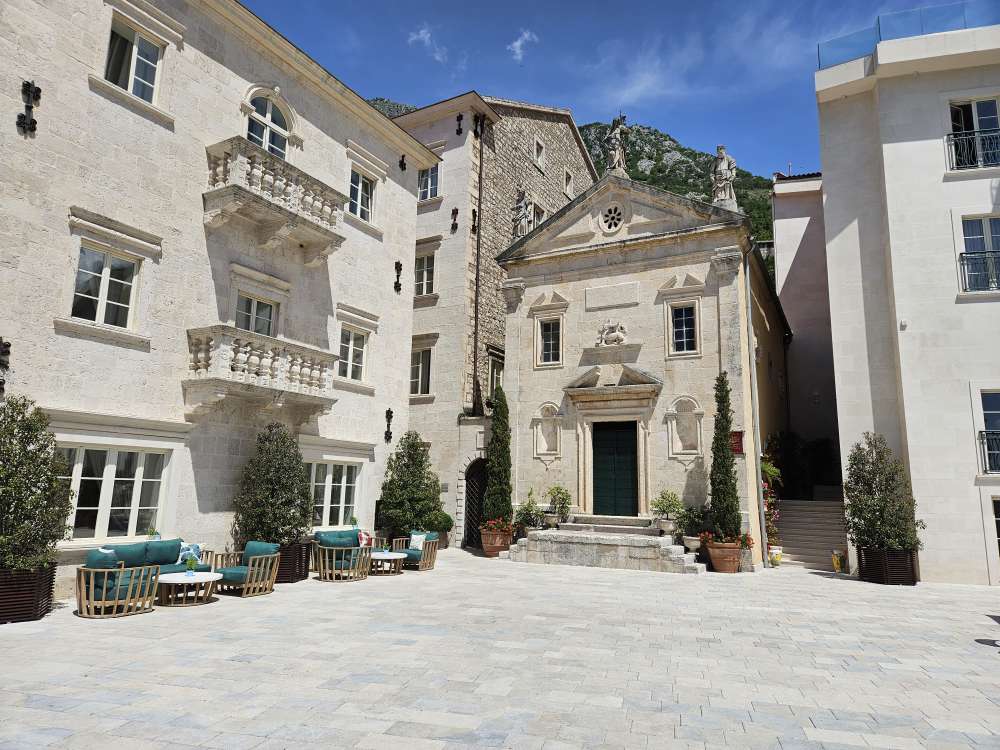 /2024/05/tage-14-bis-18-la-dolce-vita-auf-der-anderen-adriaseite-in-kotor-montenegro/perast_stadtbild_hua778c05a8a75cb33aaf4a853b1c0c42f_4922868_1000x0_resize_q60_box.jpg